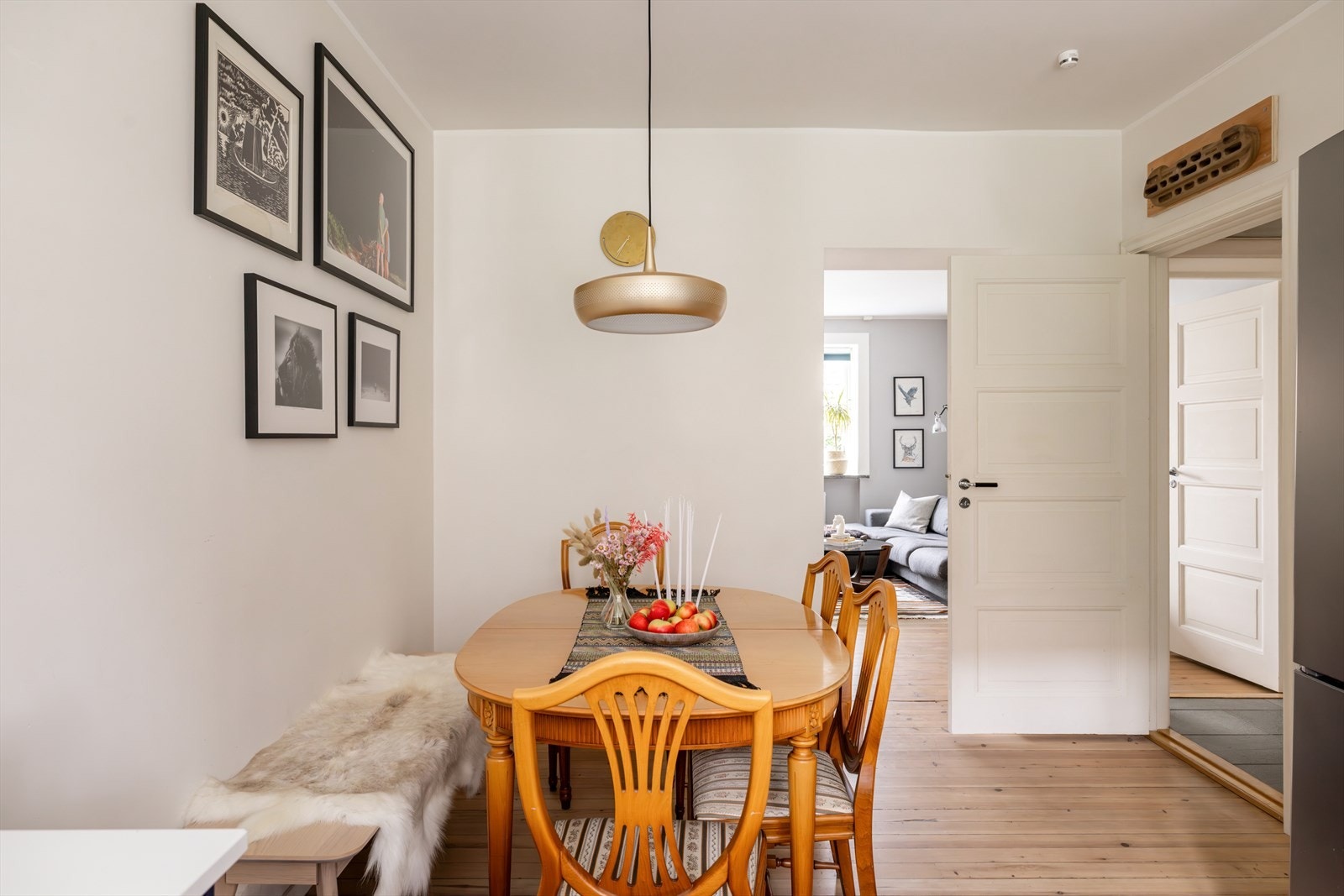 På kjøkkenet er det også plass til et godt spisebord og her samler du familie og venner til hyggelige lag. Galleribilde