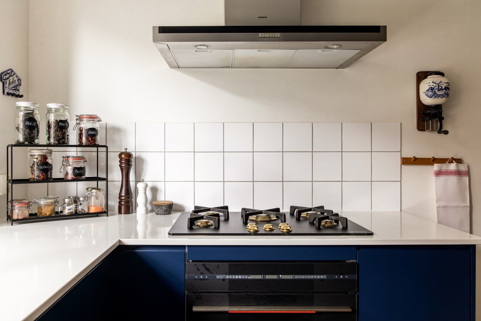 Kjøkkenet er utstyrt med gasskoketopp, med gassflaske plassert i benkeskapet. Galleribilde