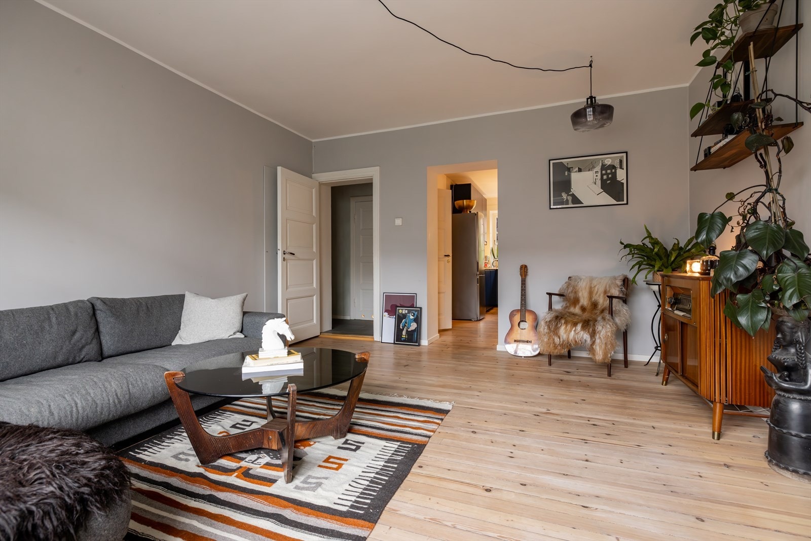 Romslig og hyggelig stue. Rommet har god plass til både sofagruppe og tv-seksjon, og det er enkelt å plassere et spisebord eller kontorplass om ønskelig. Galleribilde