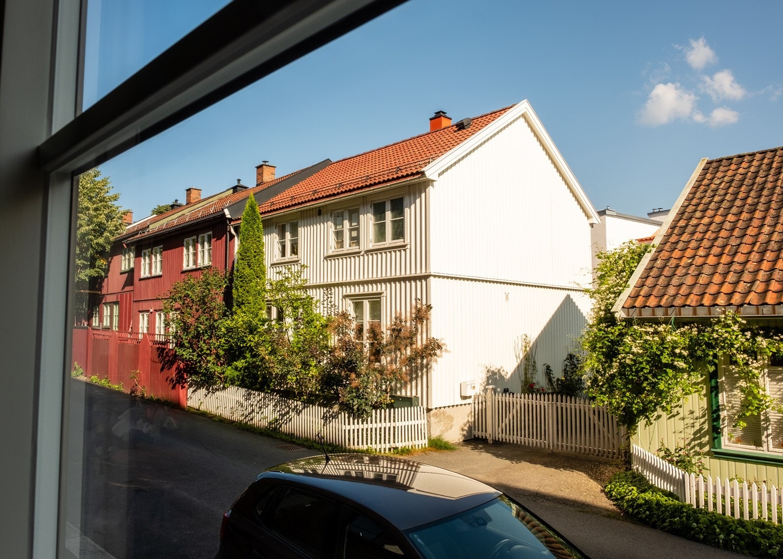 Leiligheten har en helt fantastisk lokasjon hvor du får det beste av to verdener, rolige grønne omgivelser, men likevel sentralt med kort vei til det meste. Galleribilde