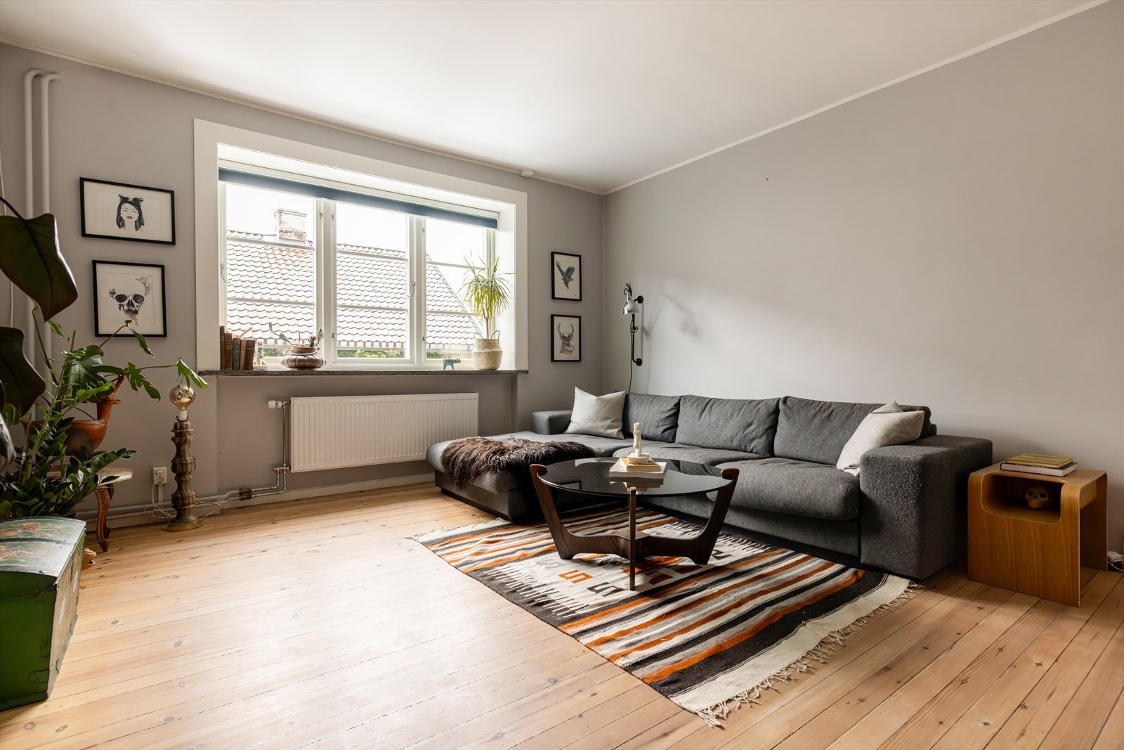 Lys og tiltalende stue med god plass til sofagruppe og tilhørende møblement Galleribilde