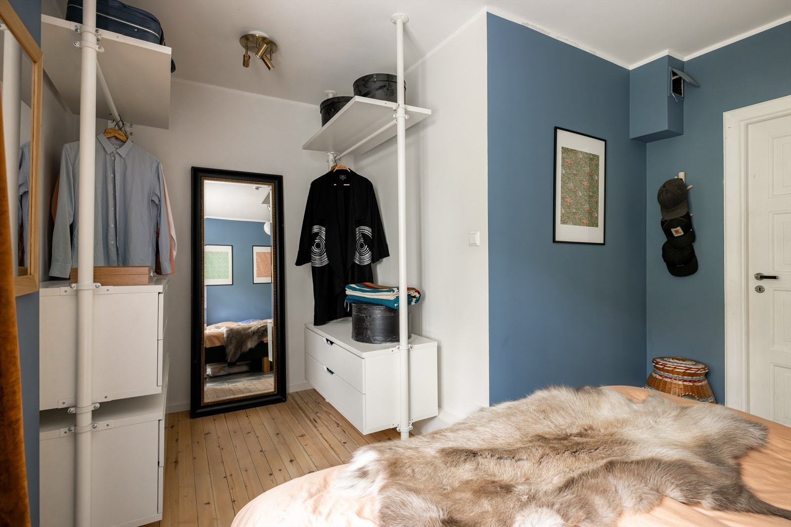 God plass til klær og andre personlige eiendeler i åpen garderobe med "walk-in closet følelsen" Galleribilde