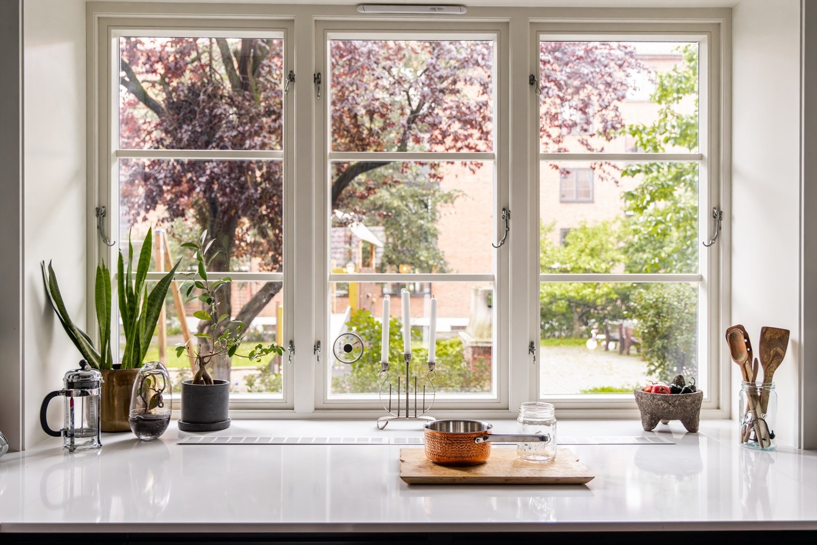 Her bor du i stille, idylliske omgivelser hvor leiligheten på den ene siden vender inn mot en skjermet og frodig bakgård og fra stuesiden mot en rolig gate hvor du har hyggelig utsyn over sjarmerende trehusbebyggelse. Galleribilde