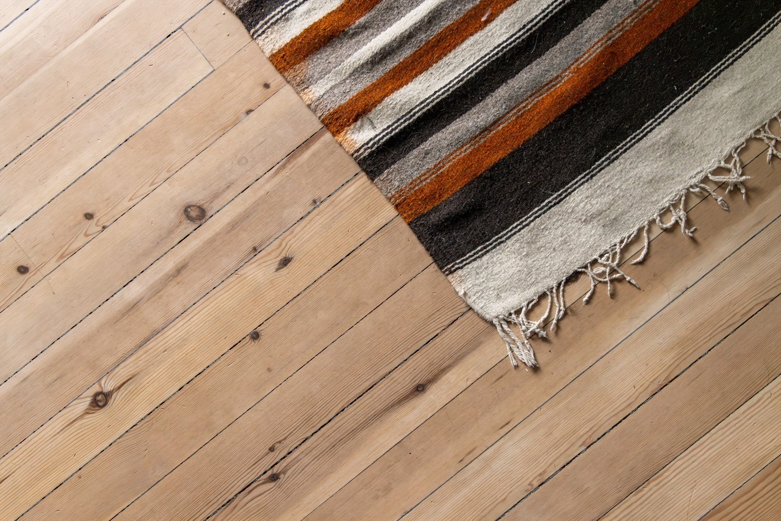 Leiligheten holder en fin standard, med blant annet sjarmerende tregulv. Galleribilde