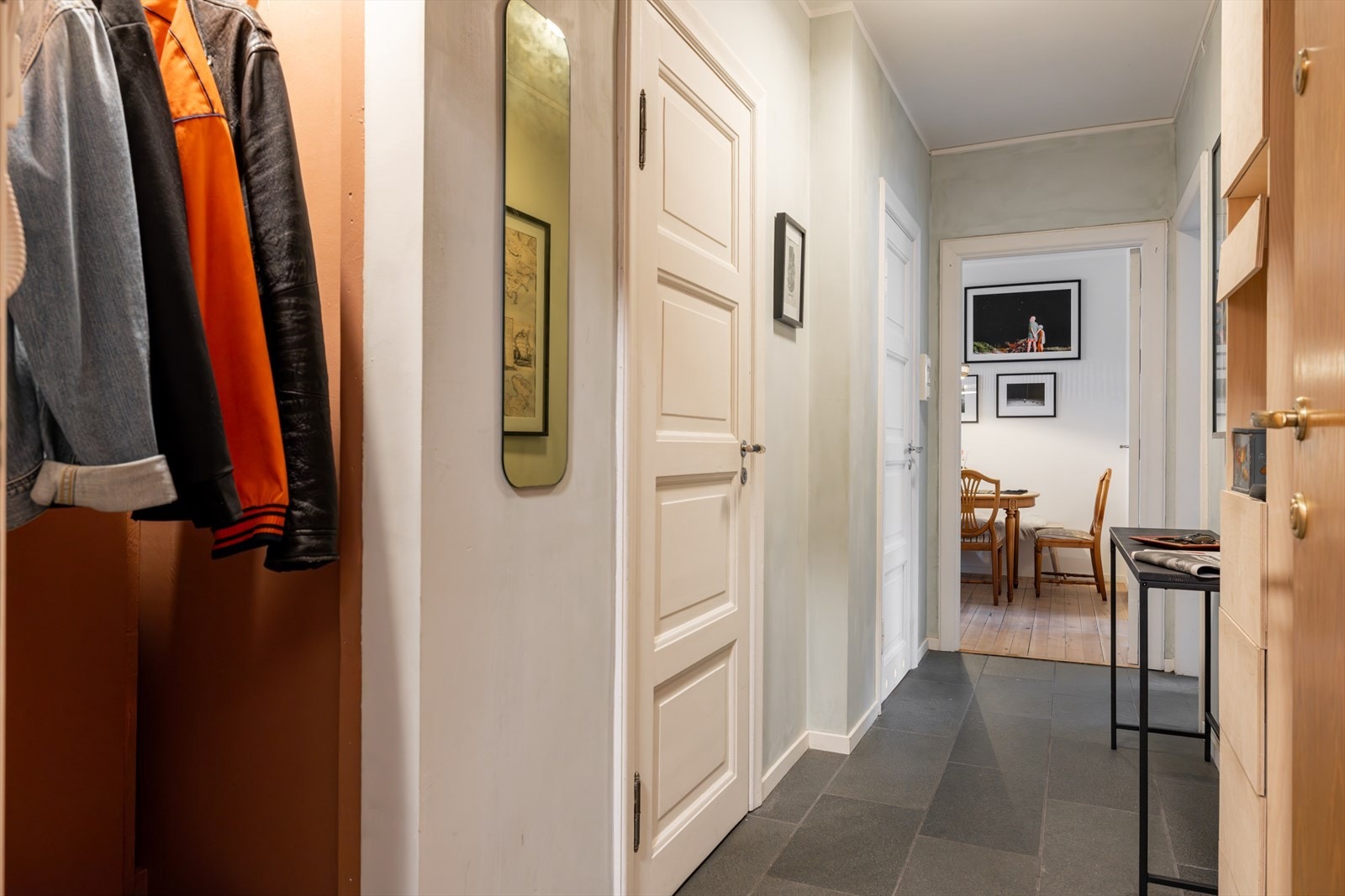 Gangen/entréen er nylig malt og har fått installert en lysbryter til garderoben, samt nye kleshengere og speil. Galleribilde