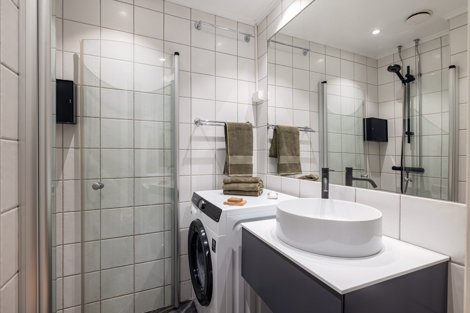 Pent, flislagt baderom med varmekabler i gulv. Badet ble rehabilitert i regi av borettslaget i 2007/08 og er senere oppgradert i 2021 med ny servant, armatur, dusjbatteri og dusjgarnityr. Opplegg for vaskemaskin. Galleribilde