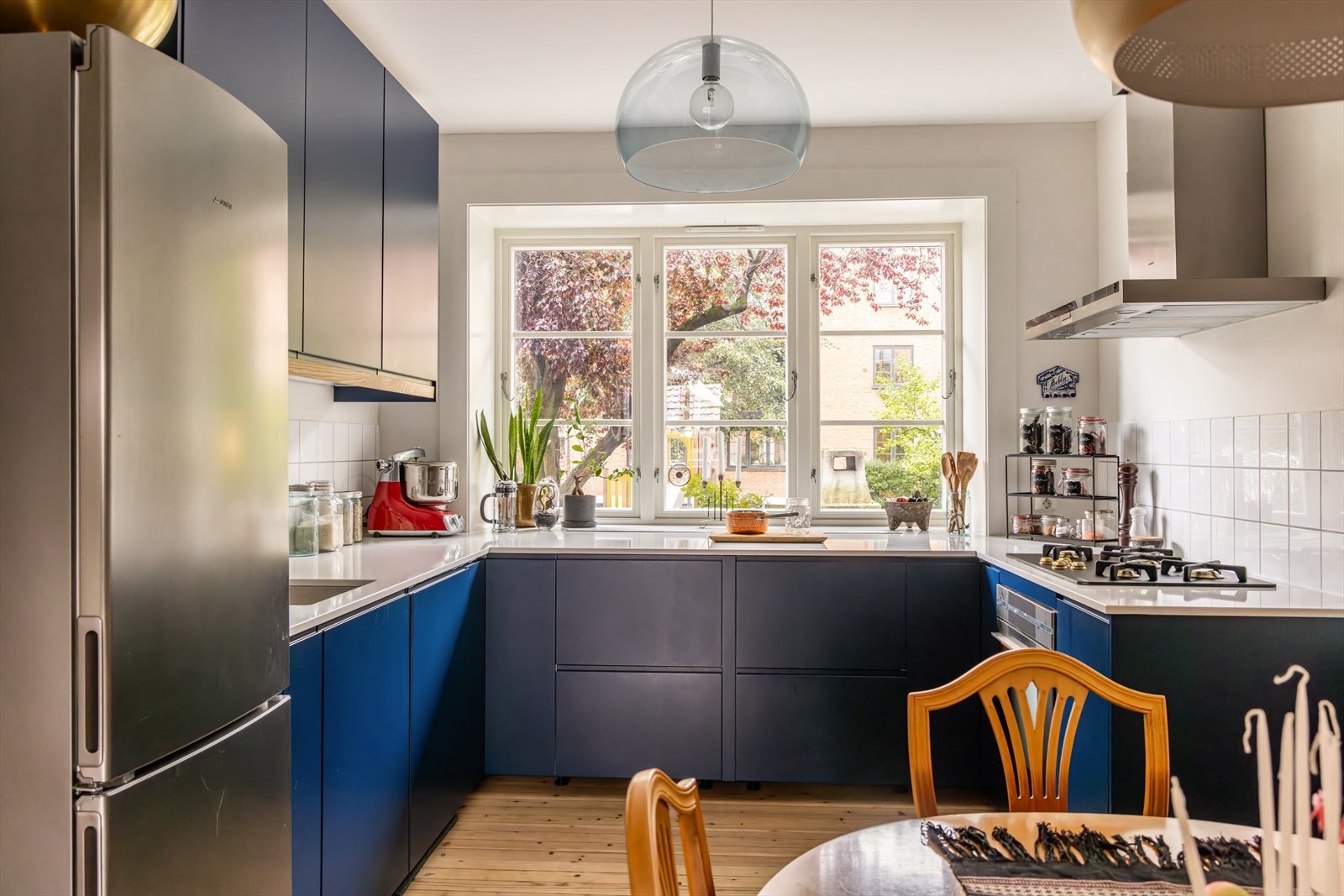 Kjøkkenet er delvis oppgradert med nye fronter i vakker blåtone i 2021 og en ny oppvaskmaskin i 2023. Galleribilde