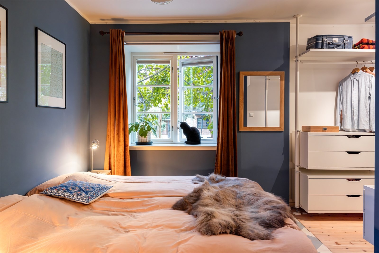 Leiligheten har et meget romslig og virkelig godt soverom som vender mot en skjermet, rolig og pent opparbeidet bakgård. Soverommet har et stort vindu som gir et lyst og trivelig miljø for avslapning. Galleribilde