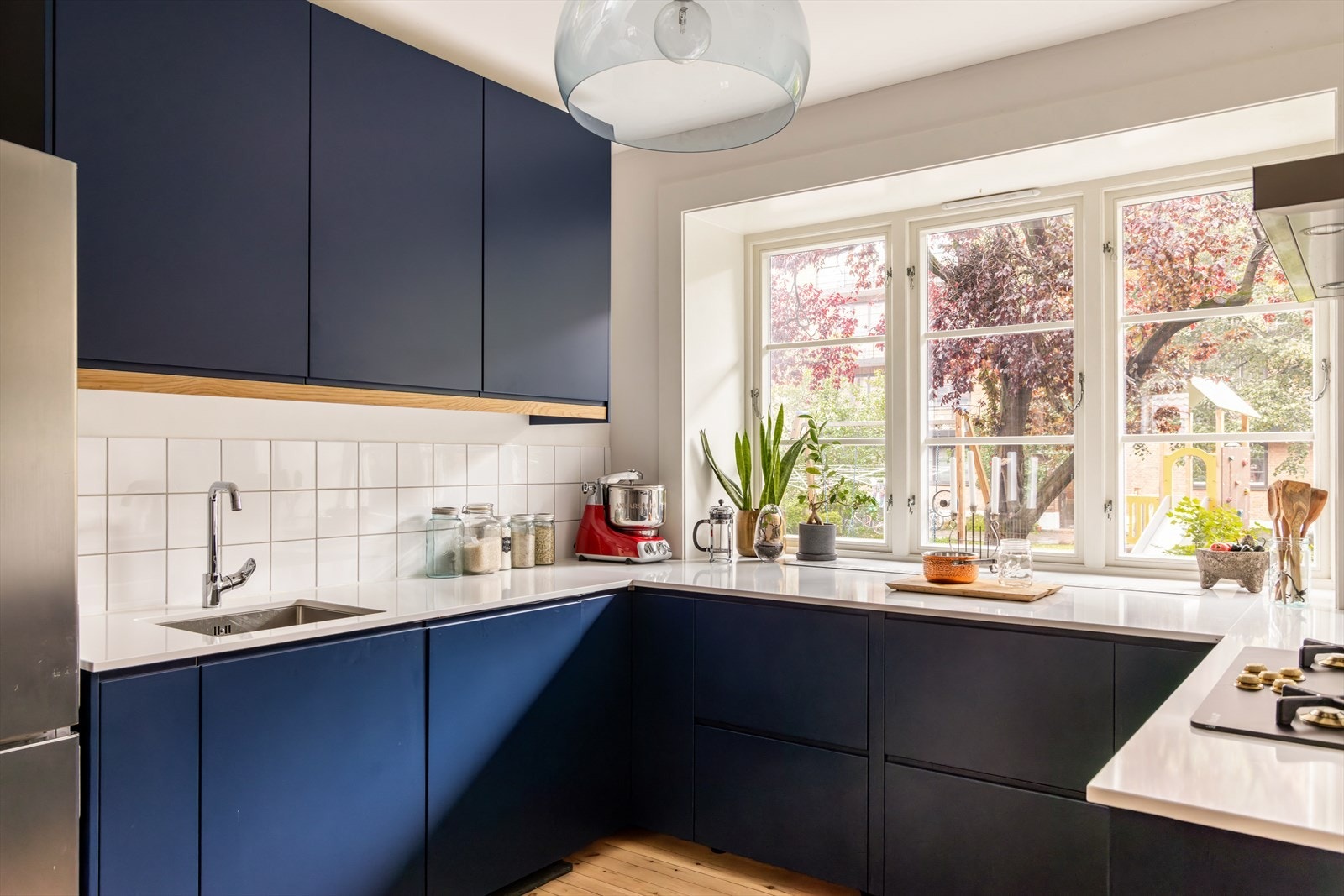 Kjøkkenet er et herlig rom med god skap- og benkeplass. Her er det fantastisk fint utsyn mot borettslagets fantastiske bakgård via store vindusflater! Galleribilde