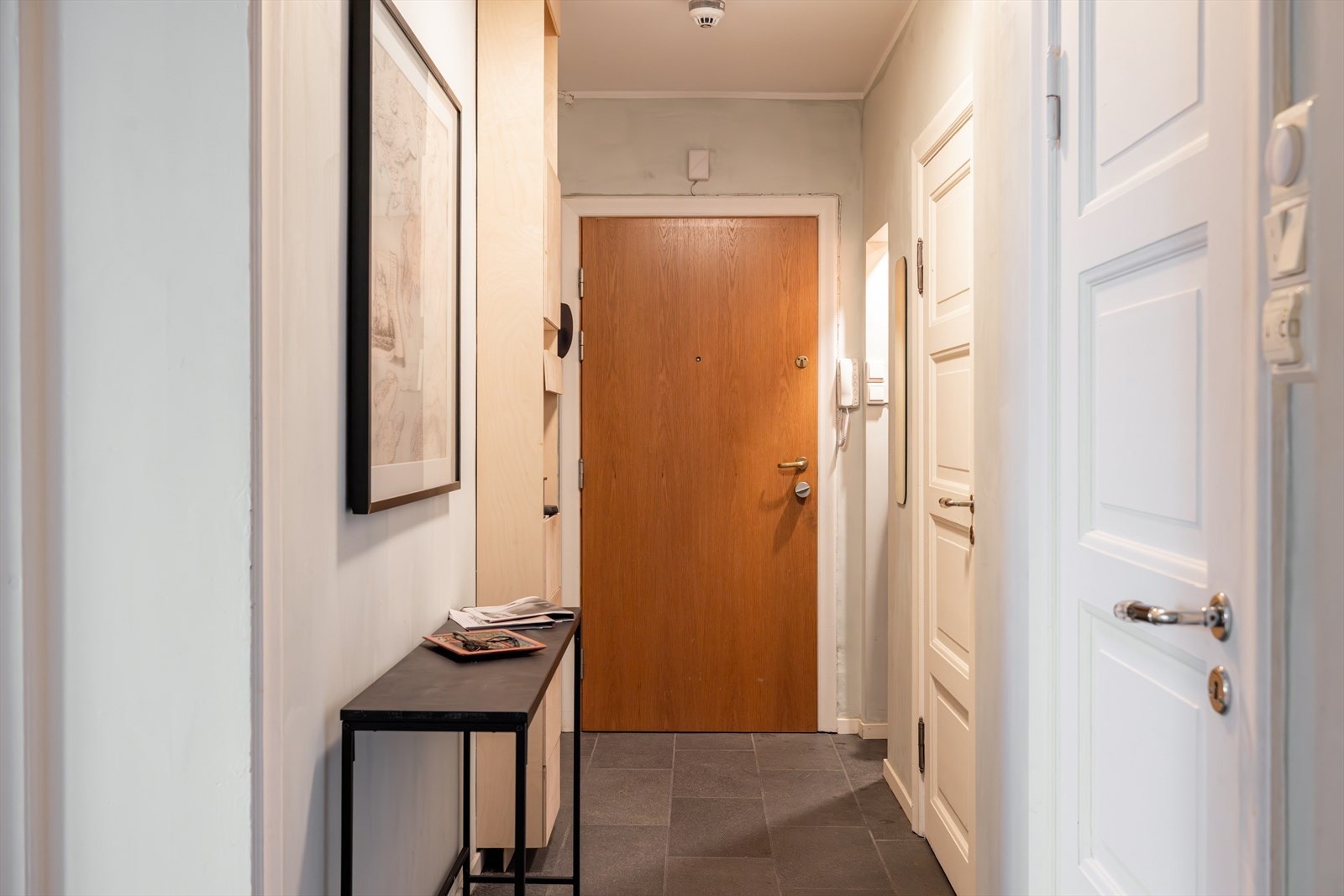 Entréen er innbydende med fliser på gulvet og det er innstallert OBOS smartnøkkel. Galleribilde