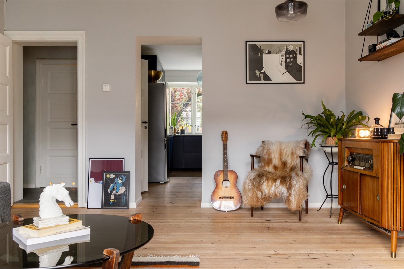 Leiligheten er i dag en stor og flott 2-roms som er gjennomgående noe som gir fint lysinnfall og herlig romfølelse. Planløsningen er likevel fleksibel i og med at du kan etablere et ekstra soverom i boligen slik flere i samme borettslag har gjort. Galleribilde