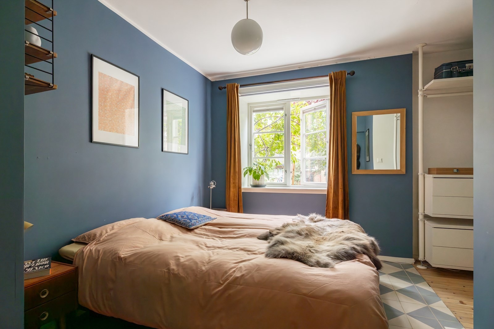 Gulvet er delvis belagt med fliser, med varme under for ekstra komfort og delvis tregulv. Det er mulig å etablere et ekstra soverom i leiligheten ved behov, se vedlagte alternative planløsning. Galleribilde