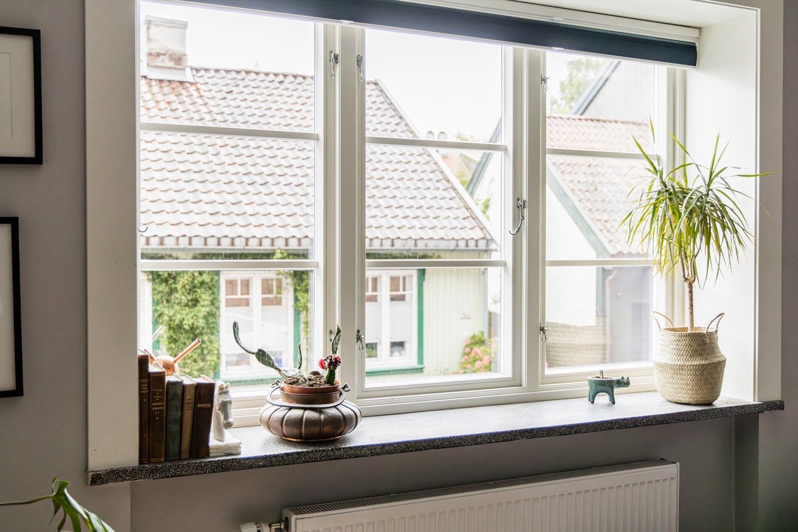 For ekstra komfort er det montert plisségardiner som gir både privatliv og kontroll over lysinnslippet. Fra stuen er det trivelig utsyn over områdets sjarmerende trehusbebyggelse. Galleribilde