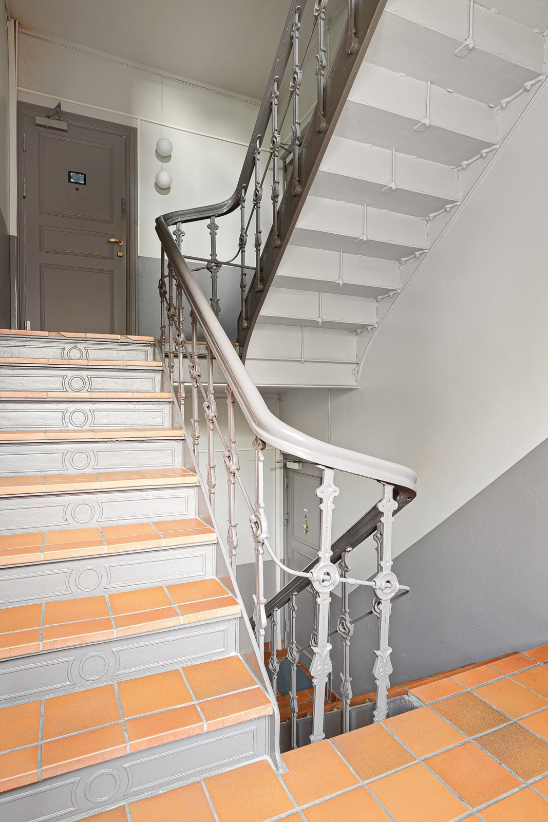 Den fine, klassiske trappeoppgangen gir deg gratis trim hver eneste dag:-) Galleribilde