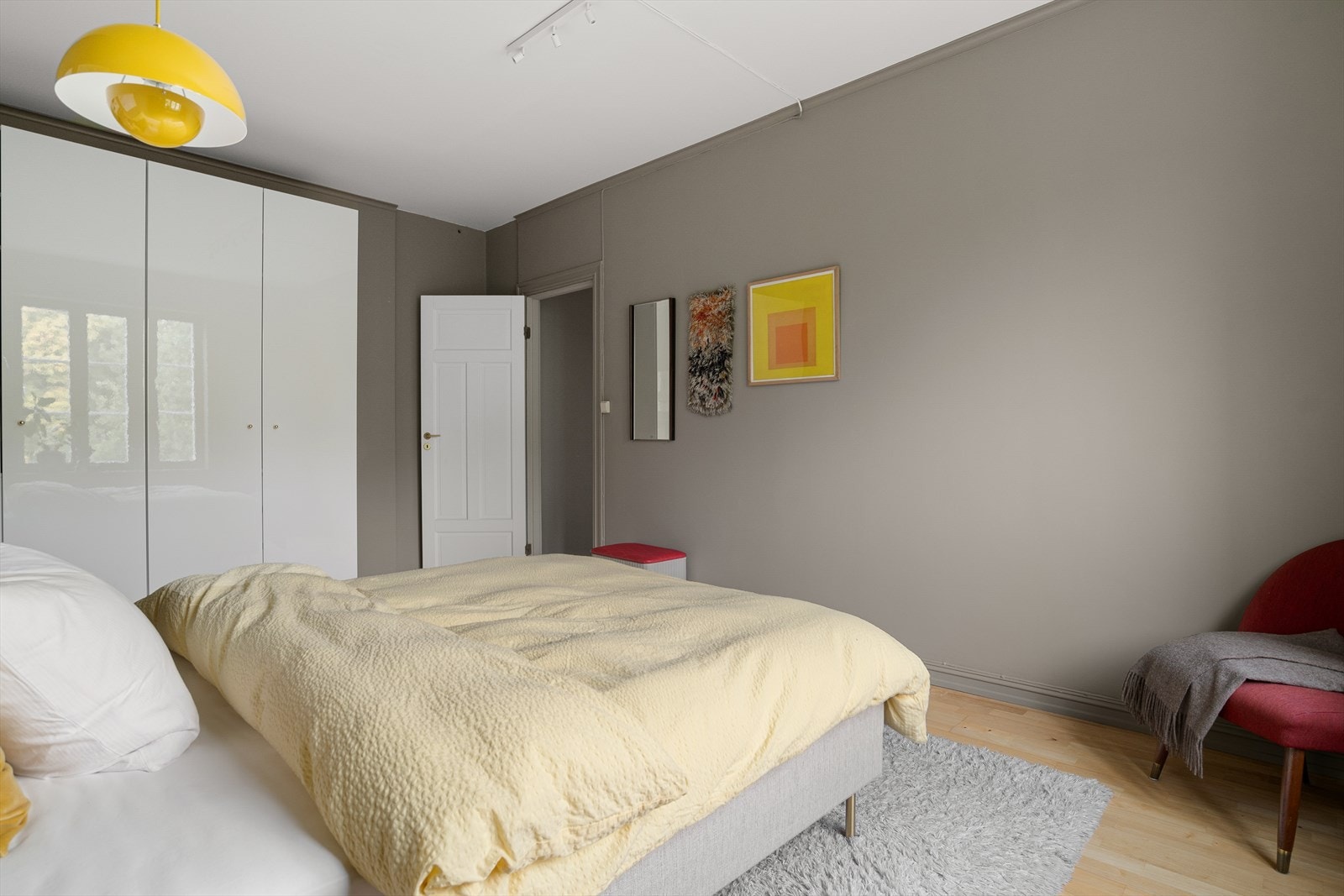 Det er montert flere garderobeskap langs den ene sideveggen. Galleribilde