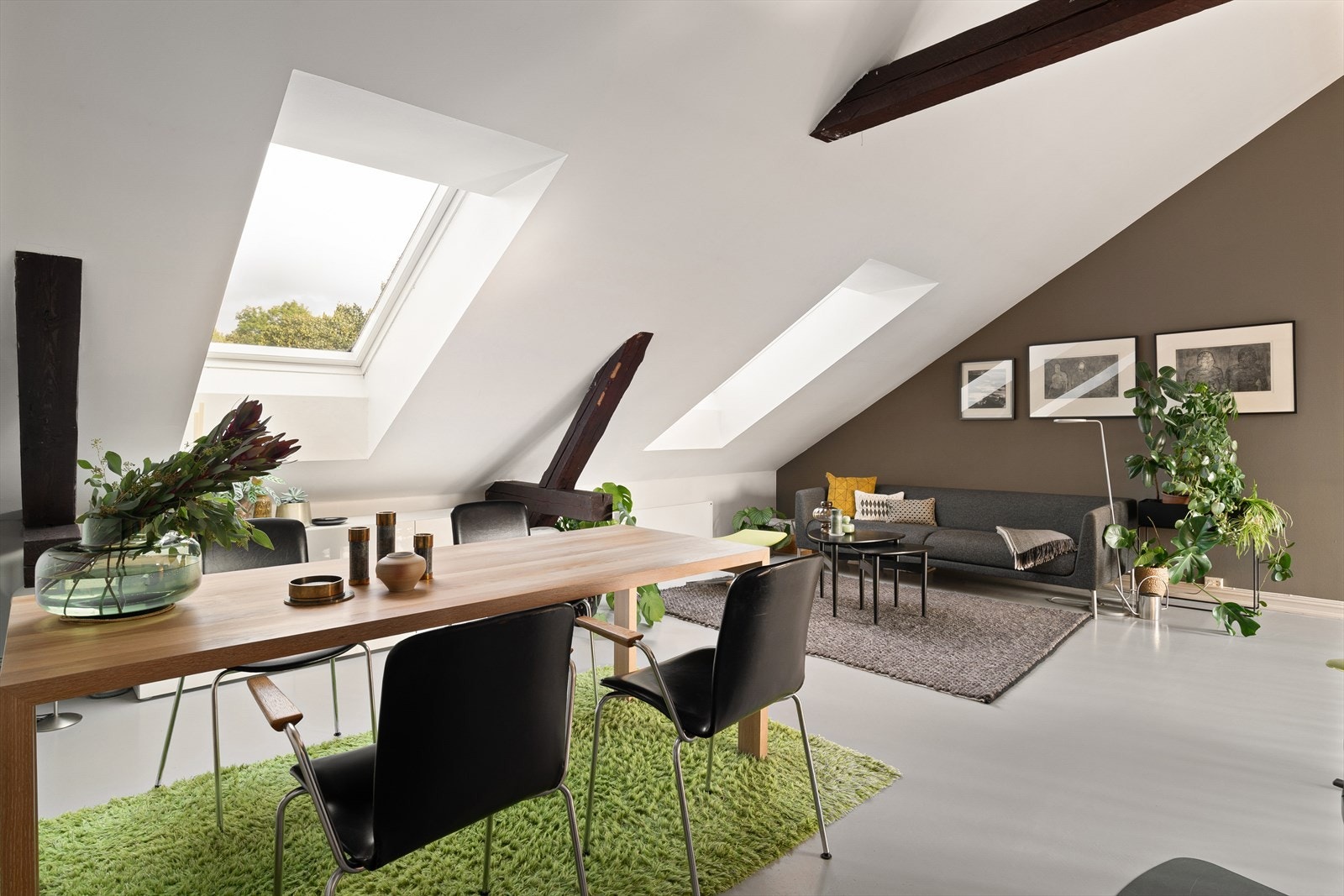 Gulvene er malt lysegrå. Endeveggen har fått en dempet brungrå fargetone som skaper en tøff kontrast, og en behagelig, lun atmosfære. Galleribilde