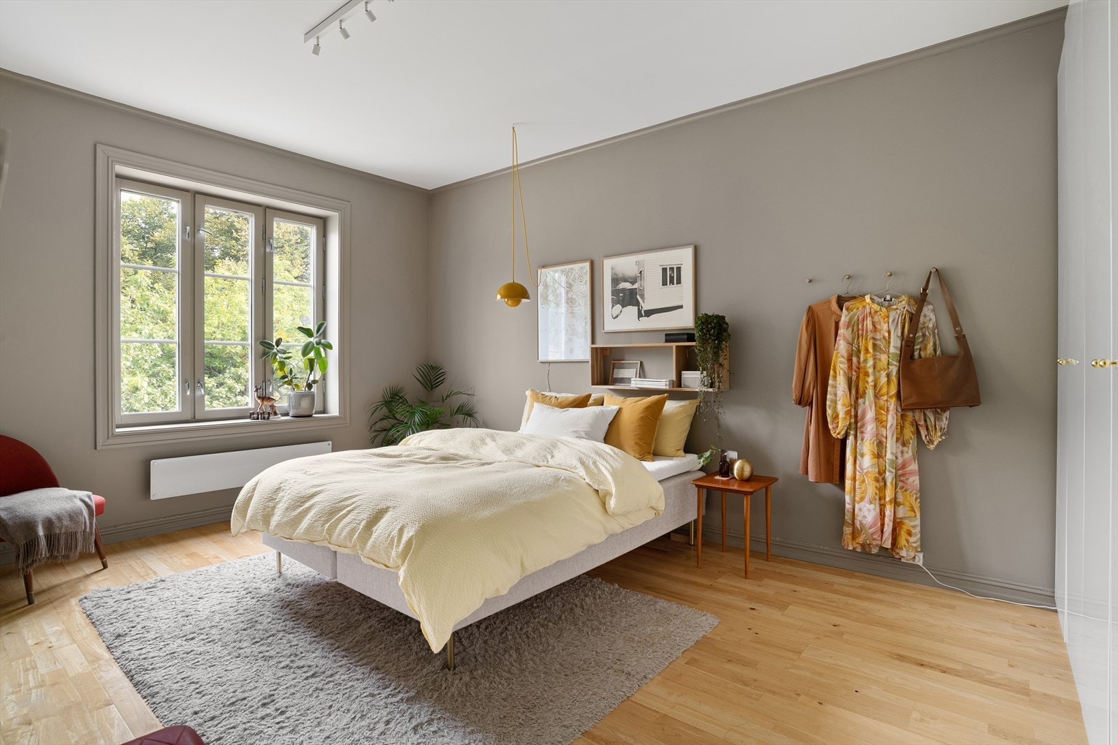 DRØM deg bort i dette fantastiske hovedsoverommet. Galleribilde