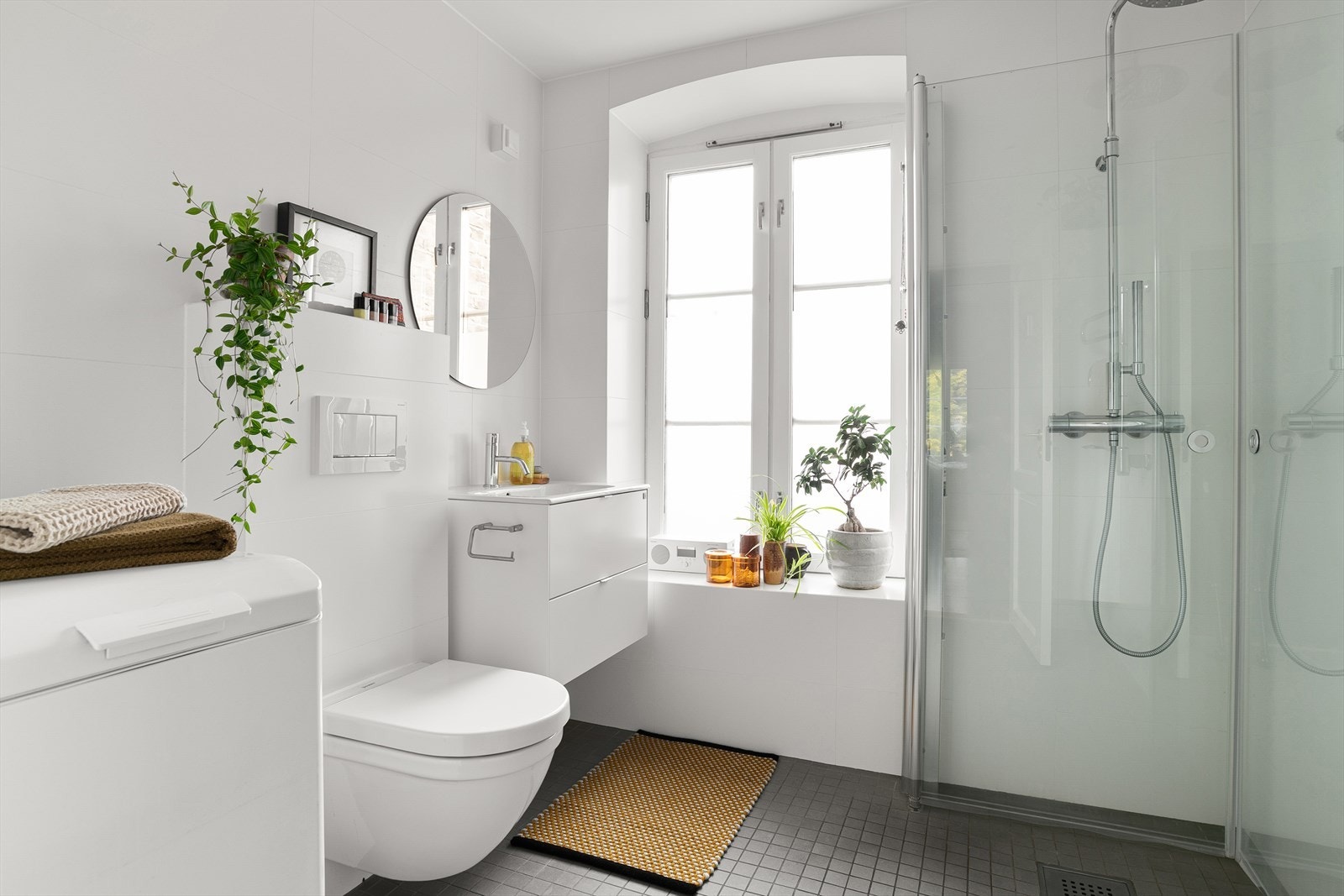 Baderommet er lyst og innbydende med plass til det du trenger i hverdagen. Galleribilde