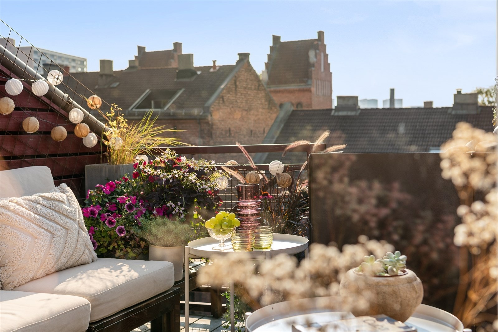 Sommer = Balkong, balkong, balkong! Her spiser jeg lunsj, brunsj, middag, og drikker vin på kvelden. Galleribilde