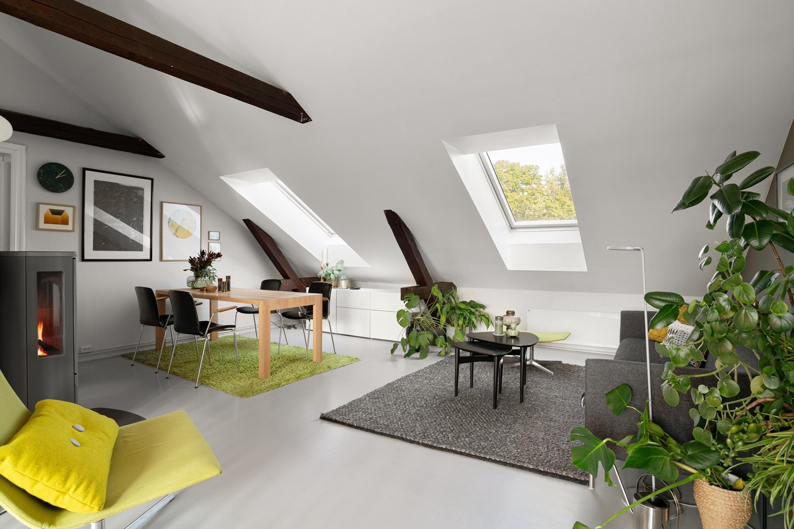 Den store gulvflaten gir flere ulike møbleringsmuligheter. Peisovnen i midten av rommet sørger for rikelig med kos og varme på vinterstid. Pipeløpet ble rehabilitert i regi av borettslaget med nye innvendige syrefaste stålrør i ca 2005. Galleribilde