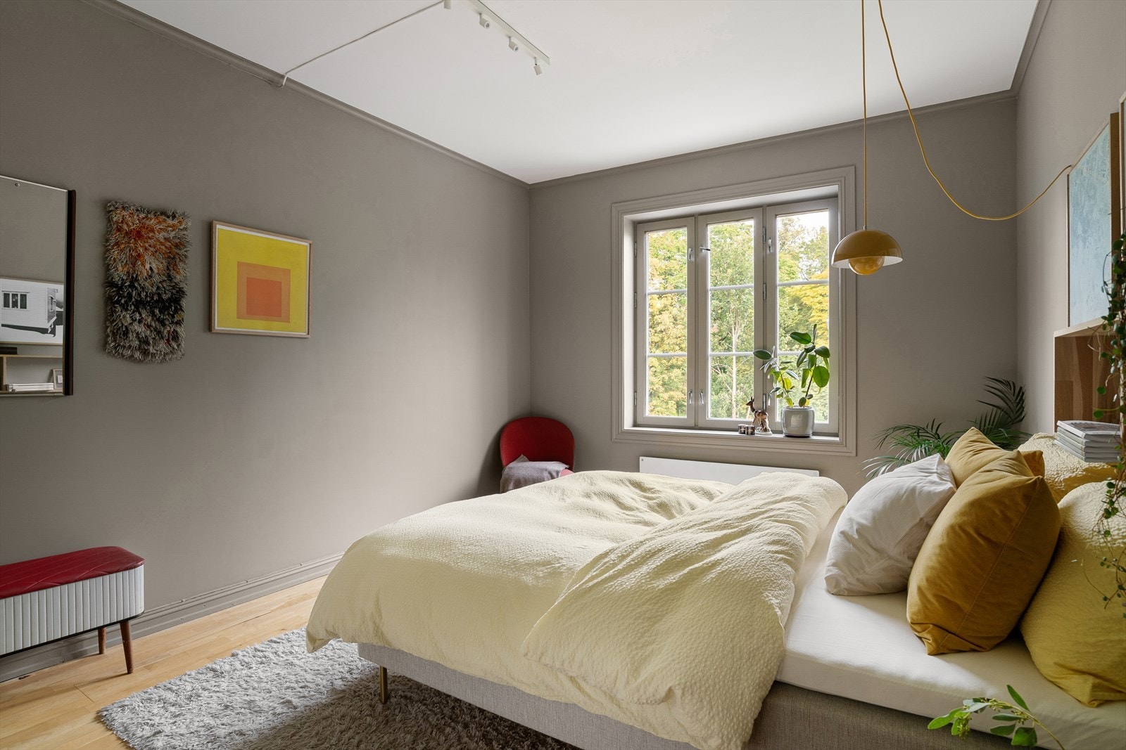 Her er det rikelig med plass til både dobbeltseng og flere oppbevaringsmøbler langs veggene. Galleribilde