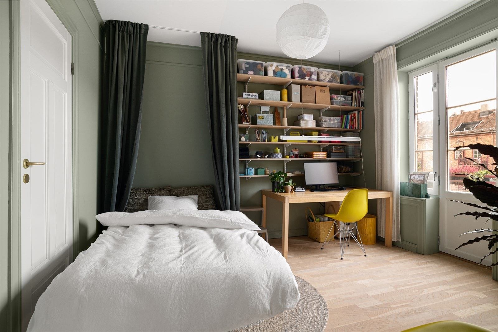 Her har selger en praktisk skapseng som slås ut til overnattingsgjester. Til venstre har du inngang til en romslig innebod med plass til ekstra fryseboks, støvsuger, tørkestativ m.m Galleribilde