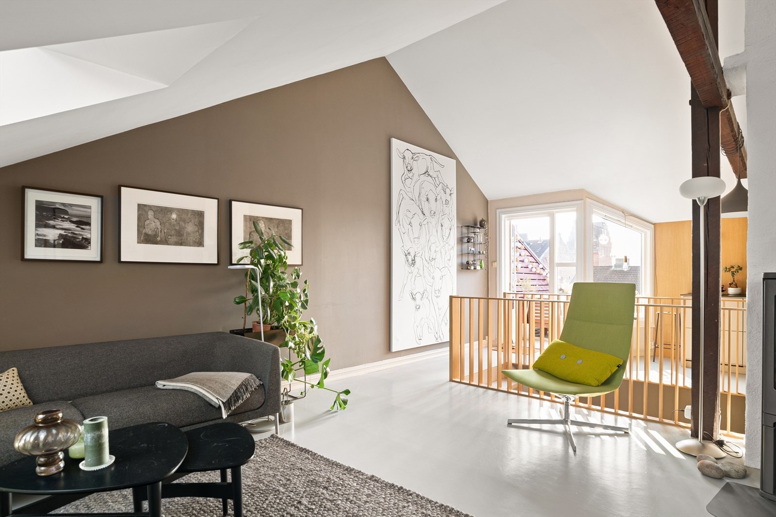 Leiligheten vi ligger i gårdens 4 og 5.etasje. Har du ikke sett lyset før, ser du det definitivt når du beveger deg inn i denne stuen. Flere store vinduer på begge sider gjør at rommet bader i lys uansett årstid. Galleribilde