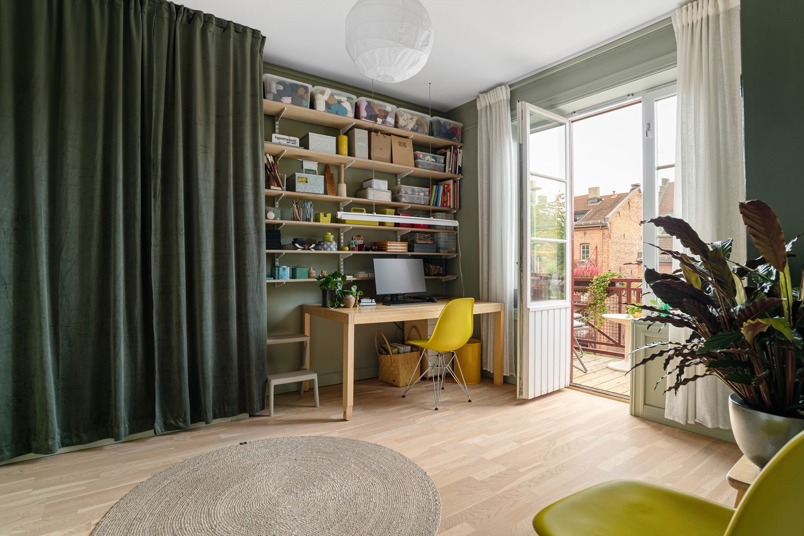 Soverom 3 - Et rom med flere bruksmuligheter. Hobbyrom, barnerom, ekstra TV-stue eller rom for utleie. Mulighetene er mange. Galleribilde