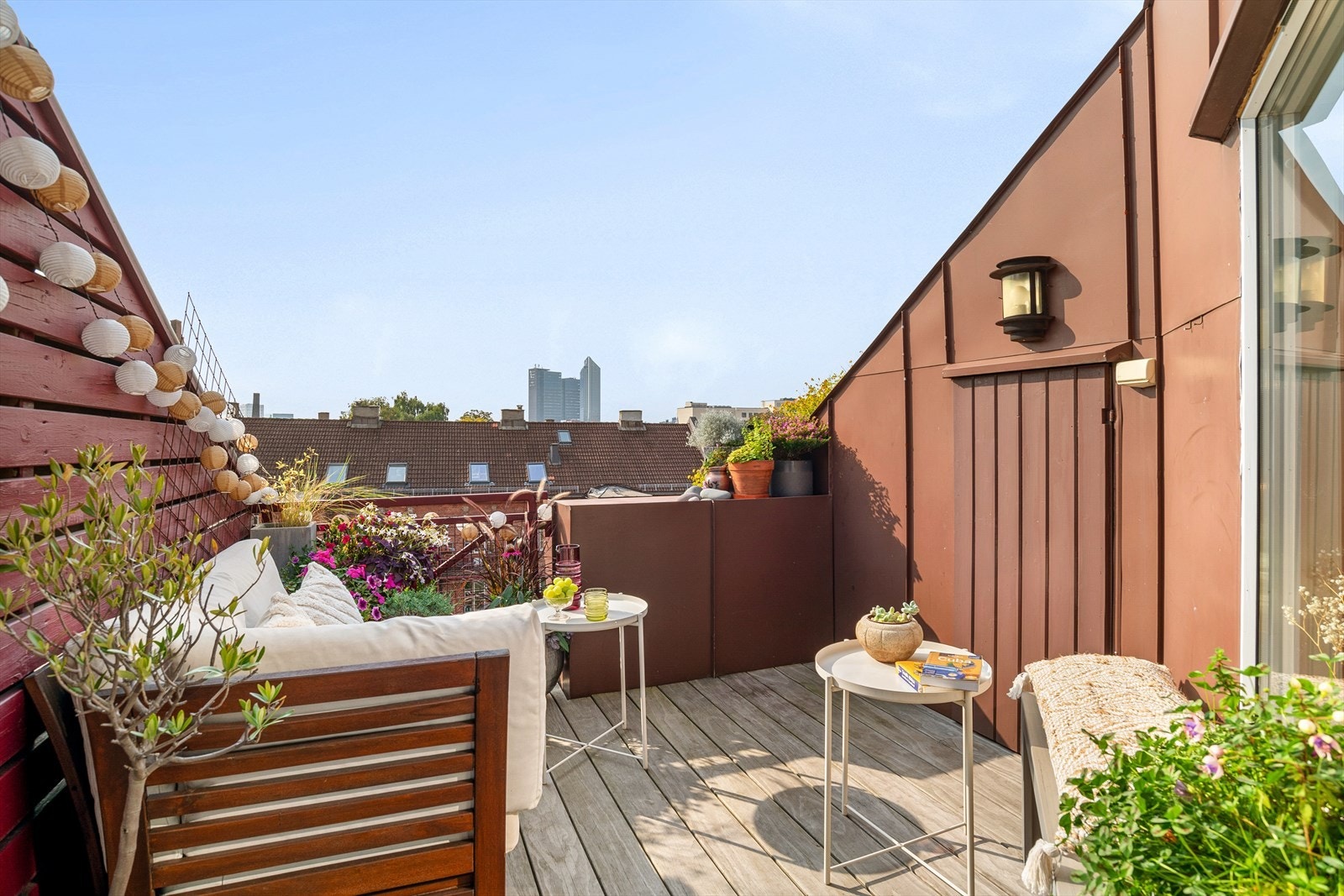 Skjermet, stille og solrikt. Hva mer kan man ønske seg? Takterrassen har sol fra tidlig formiddag til kveld. Det er også inngang til en praktisk utebod her med gode oppbevaringsmuligheter. Galleribilde