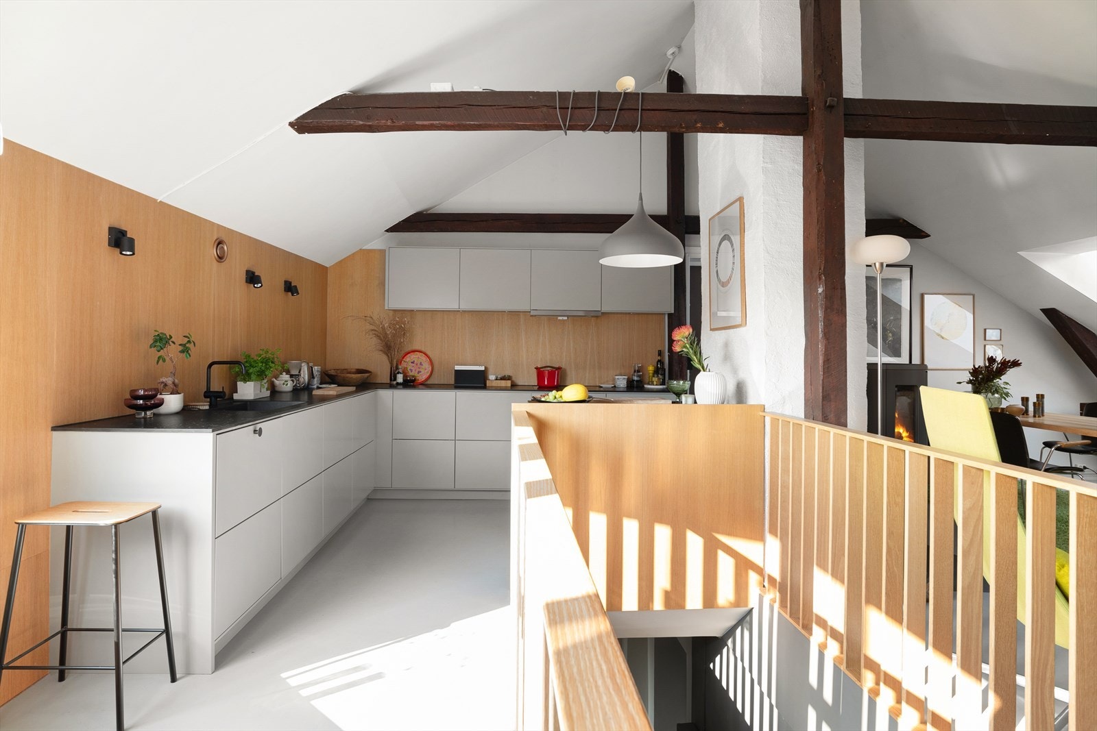 På det stilfulle og svært gjennomførte kjøkkenet er det god boltreplass for deg som er glad i å lage mat! Galleribilde