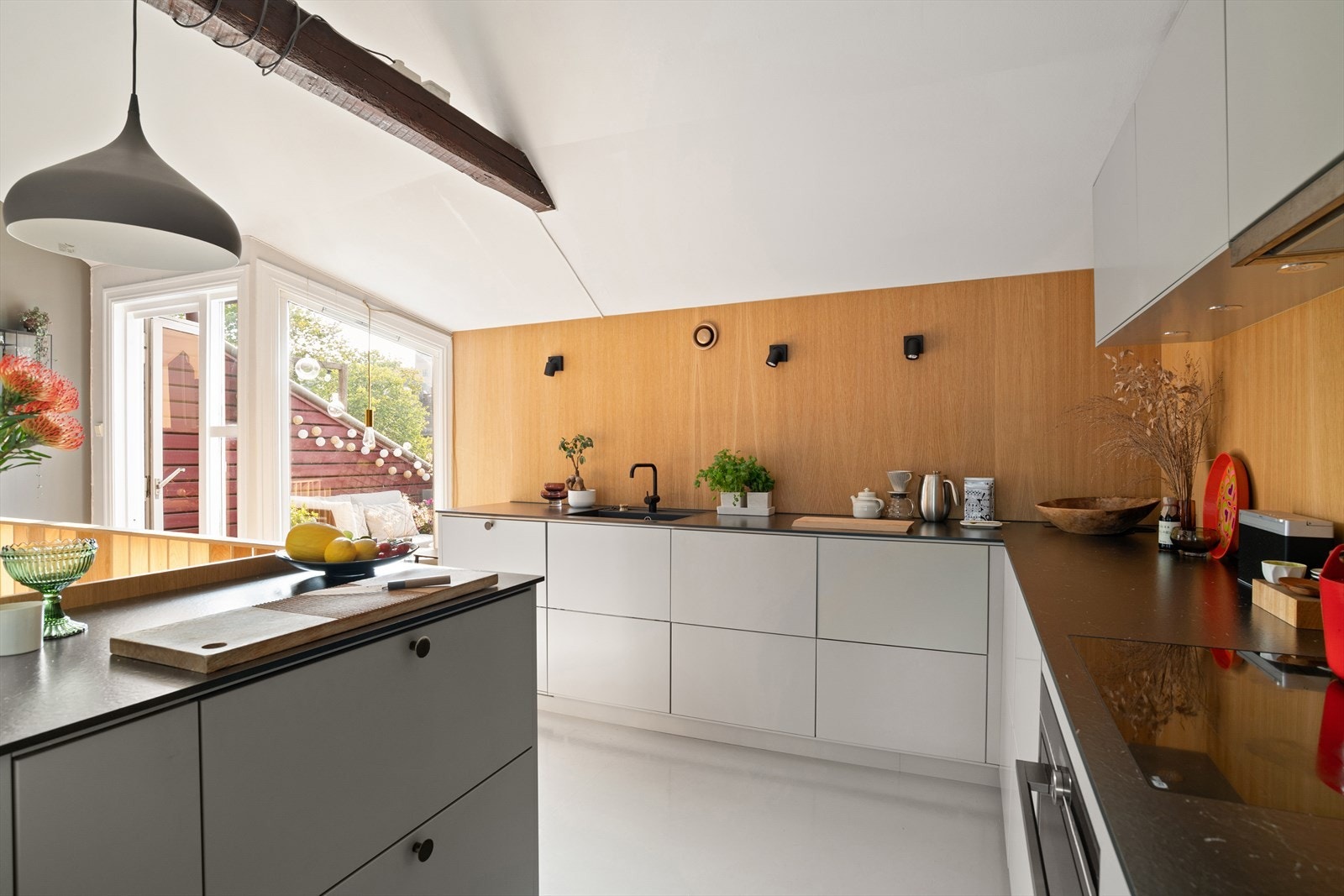 Kjøkkenet ble innstallert nytt i 2018 og har grå, glattlakkerte fronter fra Drømmekjøkkenet med kompakt laminat benkeplate. Galleribilde