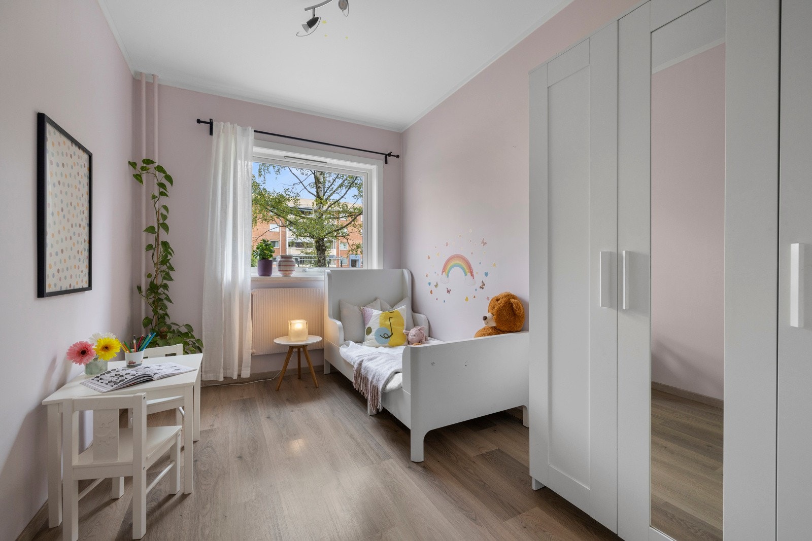 Rikelig med naturlig lys fra stort vindu Galleribilde