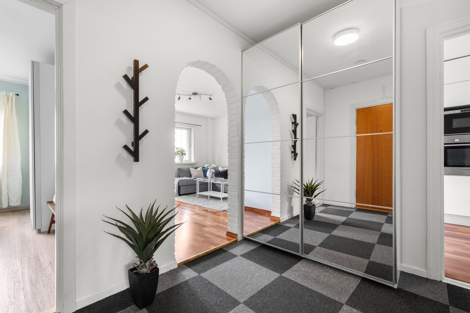 Yttertøyet ryddes enkelt bort i en romslig skyvedørsgarderobe Galleribilde