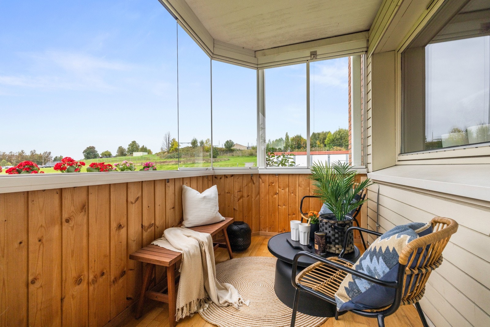 Fint utsyn over de store, grønne fellesområdene Galleribilde