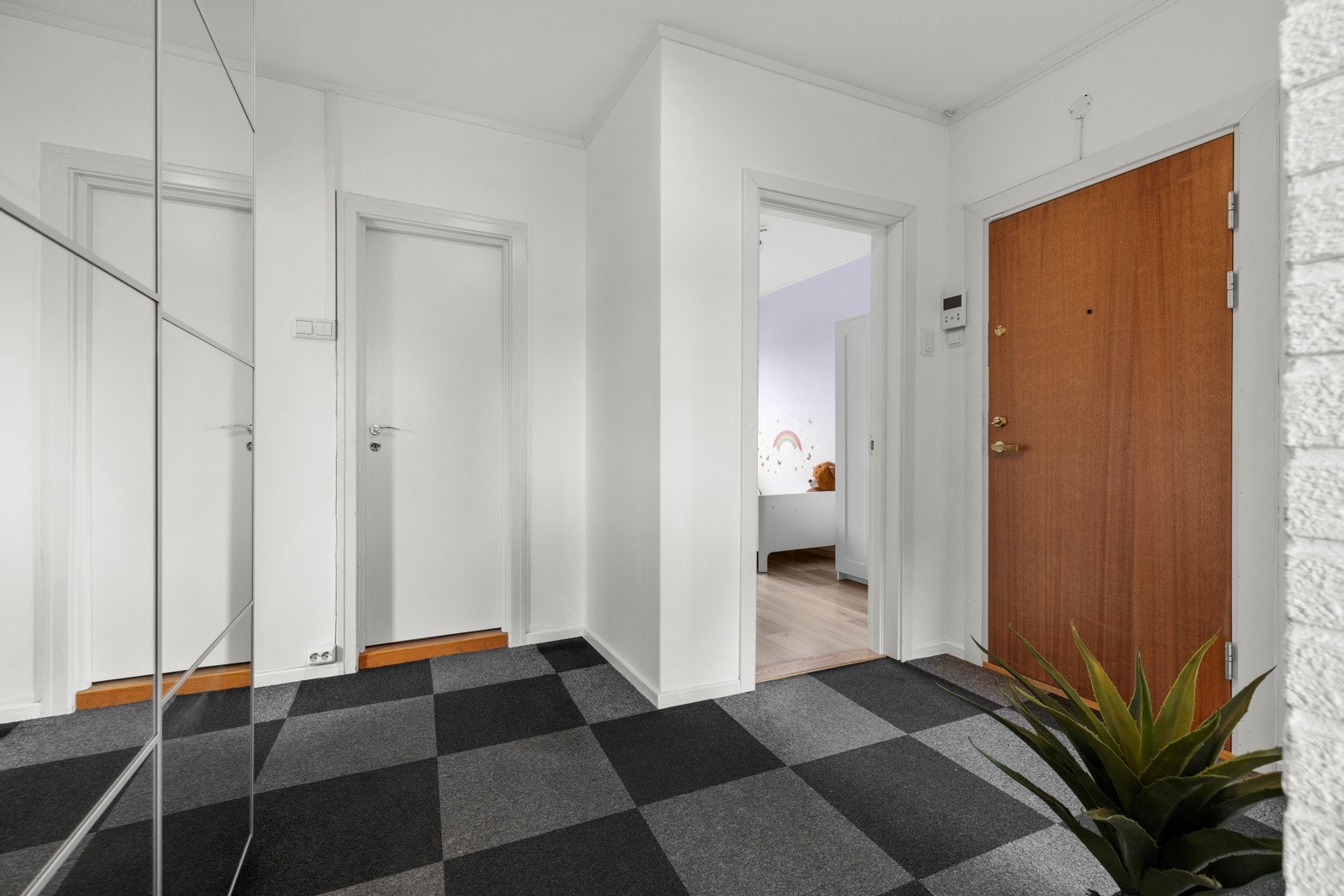 Det er montert dørcalling med åpner ved inngangsdøren Galleribilde