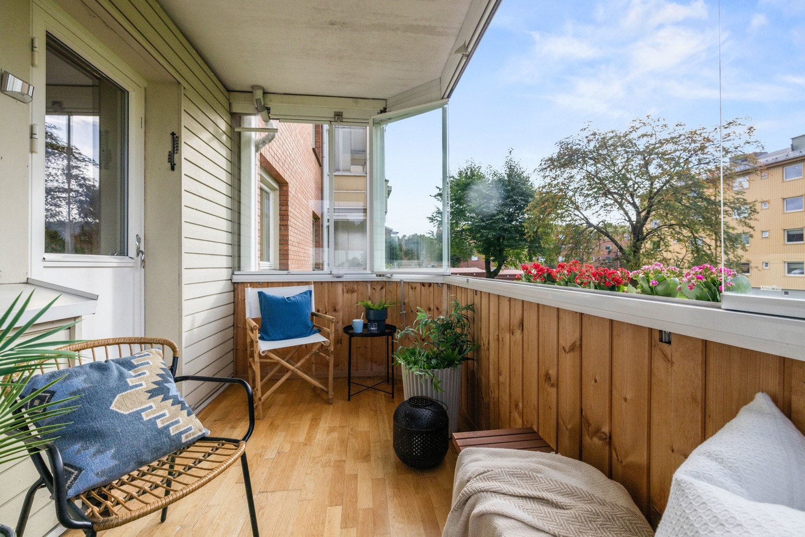 Her er solforholdene gode, og på varme sommerdager kan innglassingen skyves helt til side for å slippe solstrålene helt inn Galleribilde