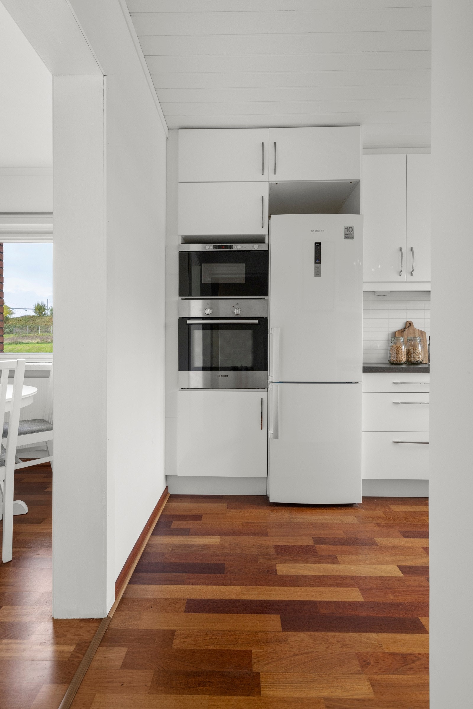 Kjøkkenet utstyrt med integrert mikrobølgeovn, stekeovn og koketopp, samt kullfilterventilator, benkestikk, benkebelysning og opplegg for oppvaskmaskin Galleribilde