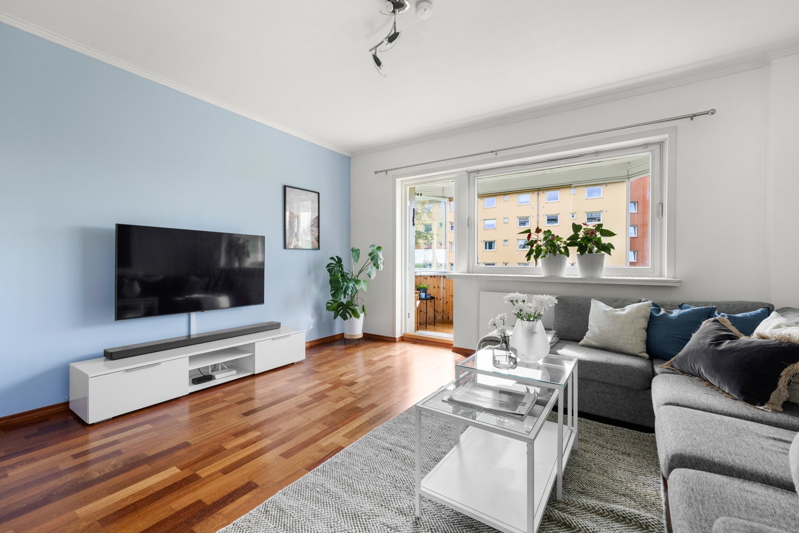 Fra stuen er det utgang til en vestvendt, innglasset balkong på ca. 7,2 kvm Galleribilde