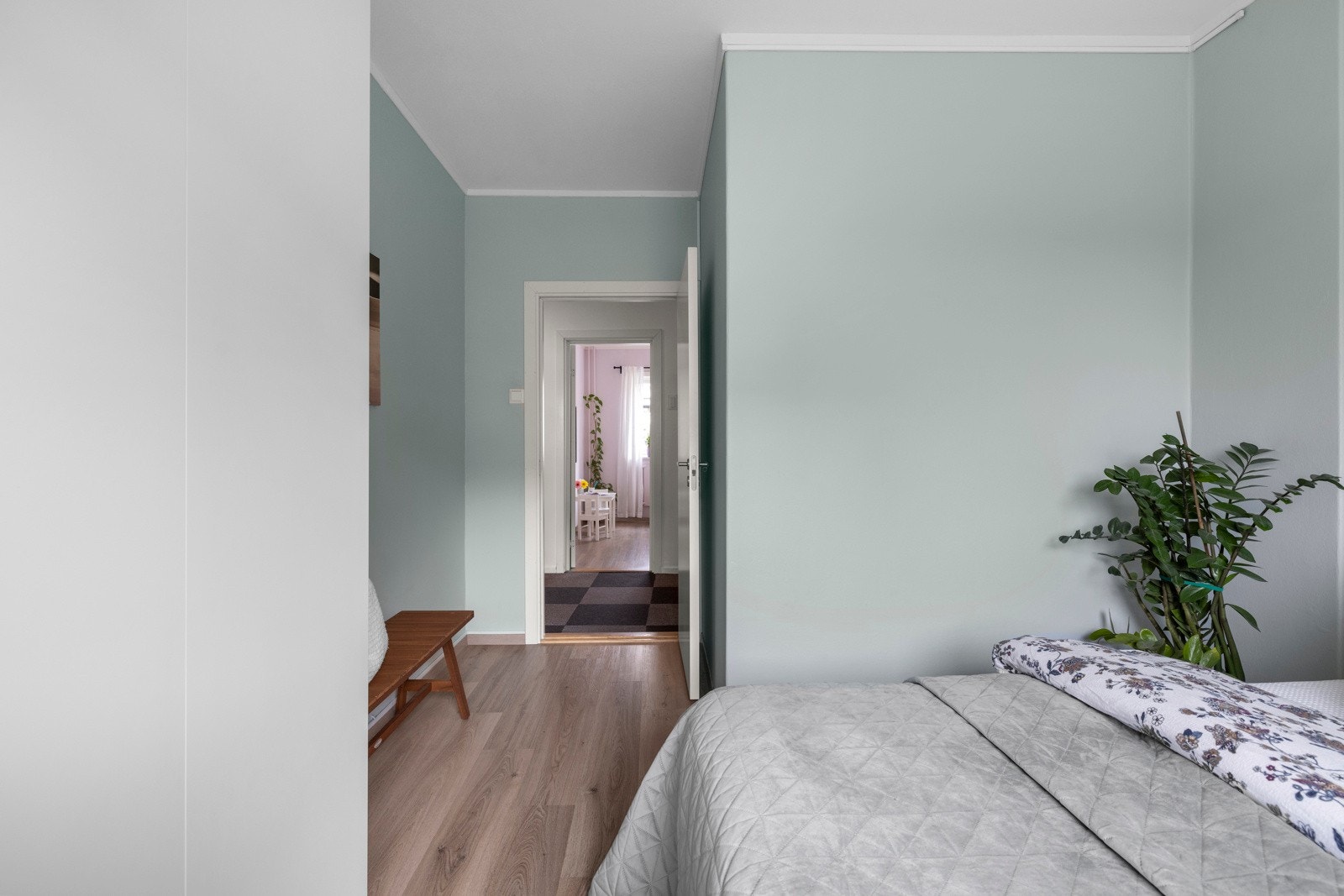 Det er fin plass til seng og tilhørende møblement Galleribilde