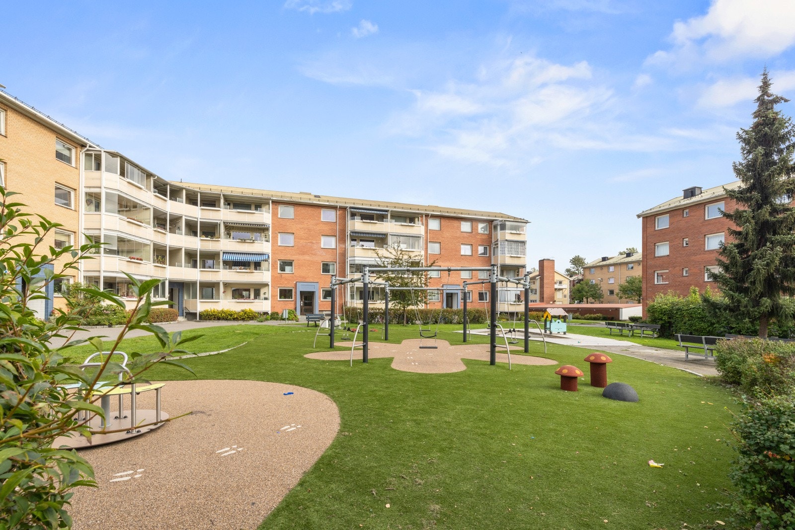 Store, grønne friområder med boltreplass for liten og stor Galleribilde