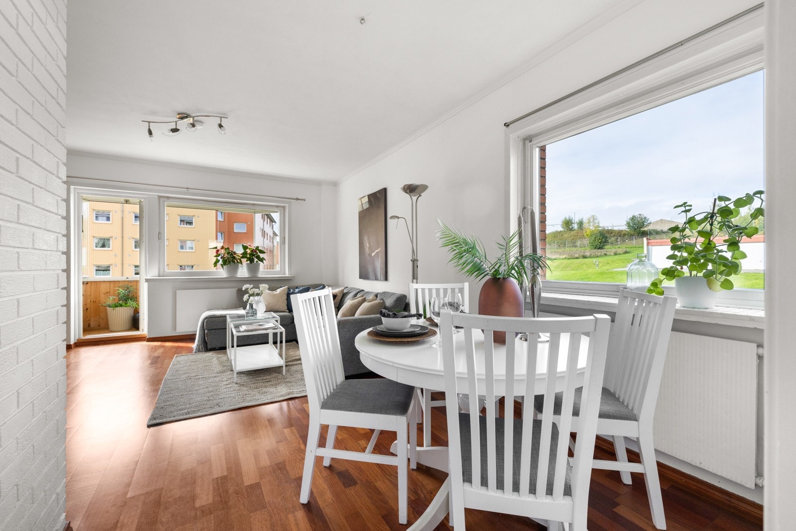 I nærheten av kjøkkenet er det rom for å samle familien til hyggelige måltider rundt et spisebord Galleribilde