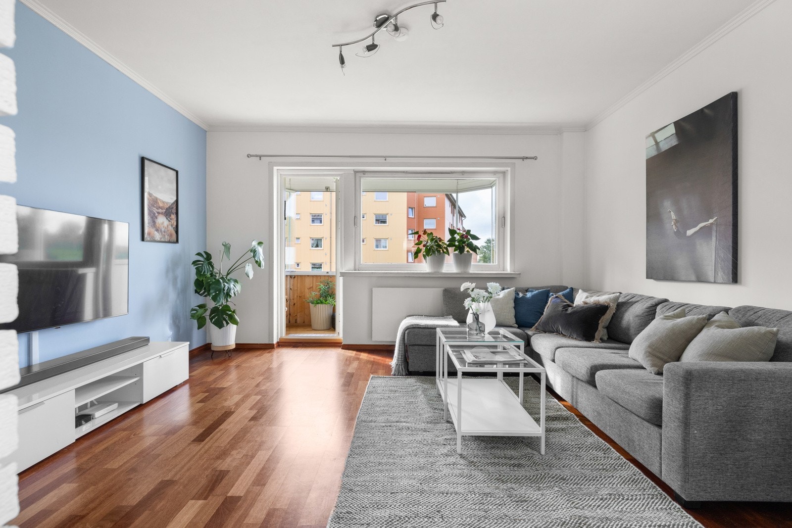 Det er god plass til sofagruppe, lenestol og tv-/mediastasjon Galleribilde