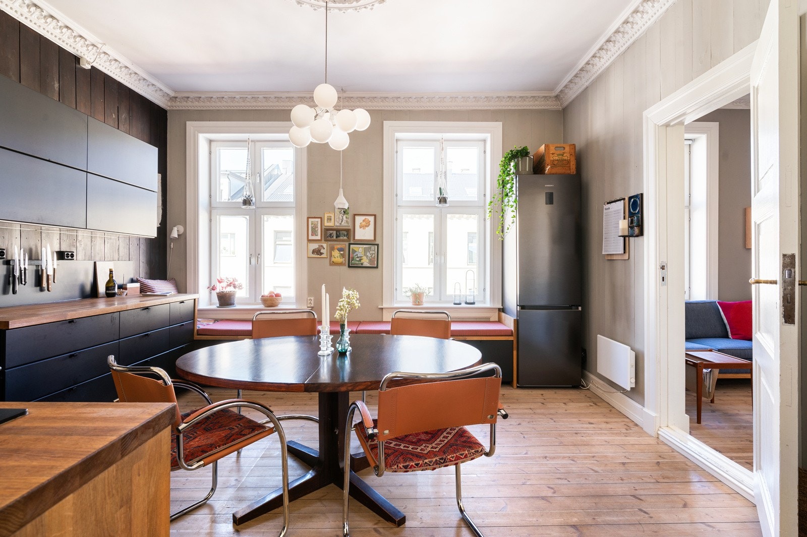 Velkommen til Jens Bjelkes gate 9 A, en lekker og romslig 4-roms hjørneleilighet beliggende i en klassisk bygård. Galleribilde