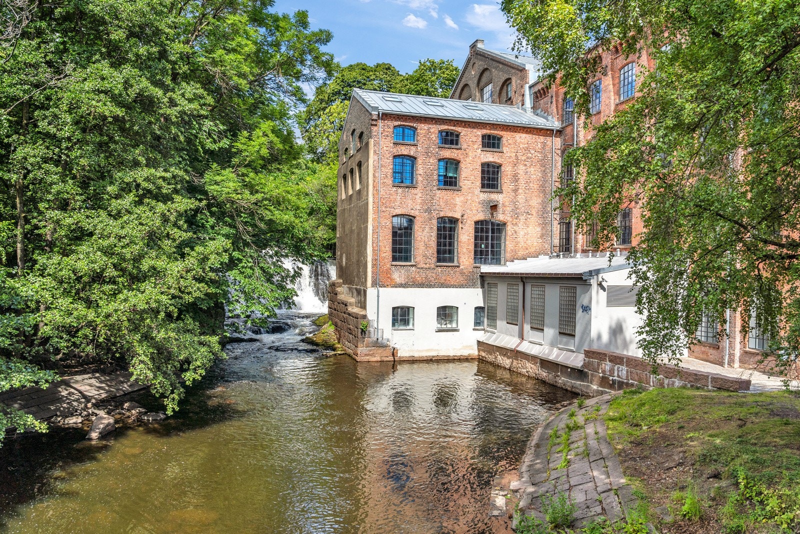 Akerselva er like ved, og her går det hyggelig tursti langs elvebredden, fra Bjørvika i sør til Maridalen/Nordmarka i nord. Galleribilde
