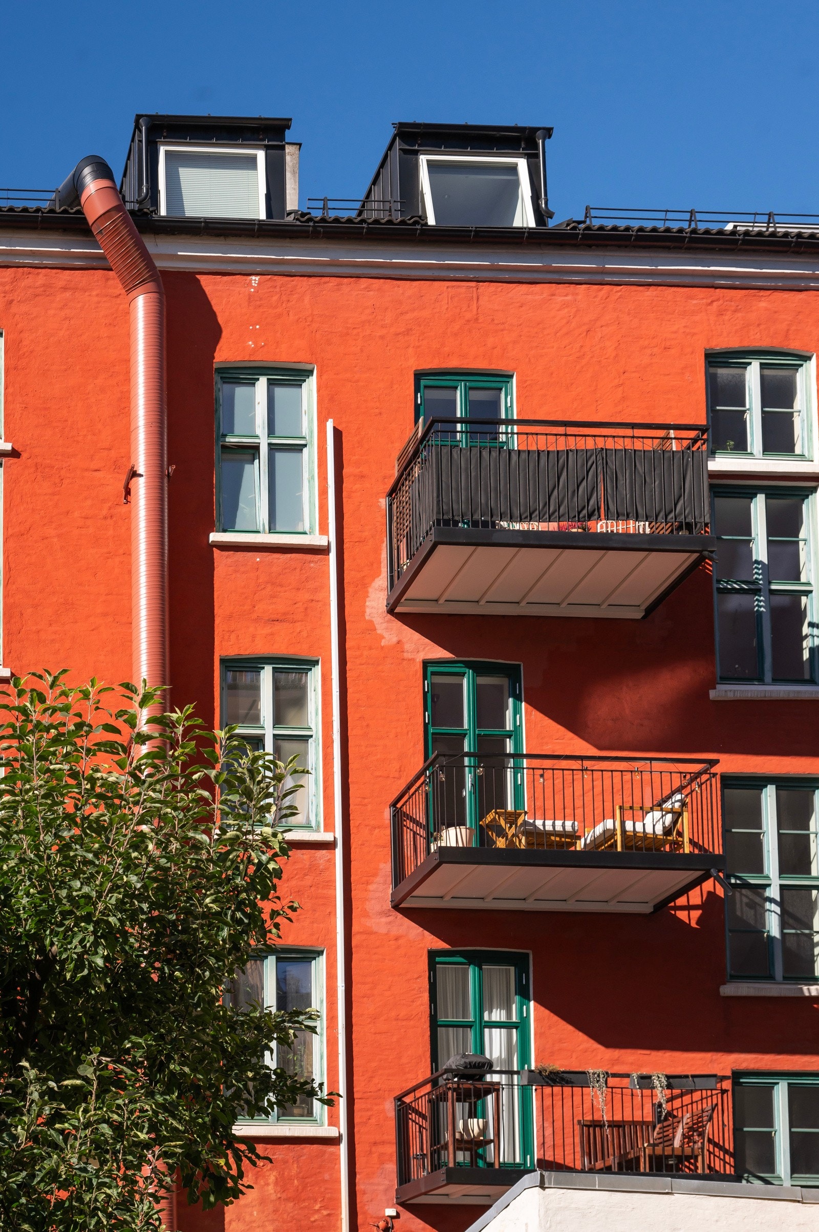 Eiendommen en del av Lisakvartalet med hyggelig, stor og lukket felles bakgård. Galleribilde