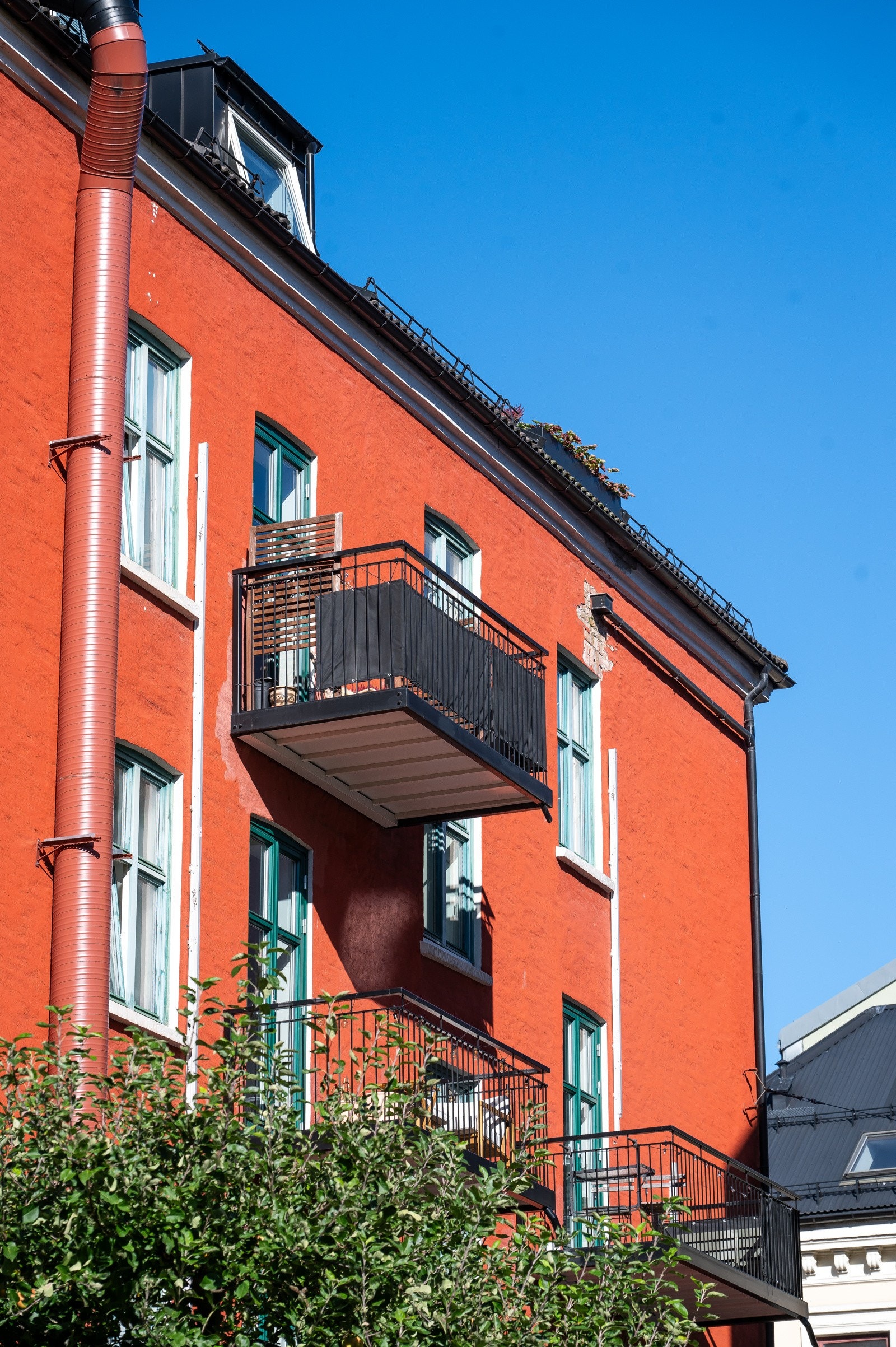 Balkongen gir fin plass til sittegruppe og grill. Galleribilde