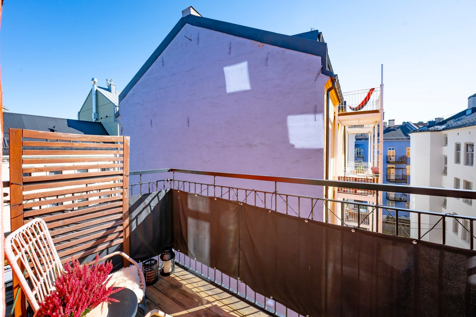 Stor sydvendt balkong med sol fra ca. 11-17 på sommeren. Galleribilde