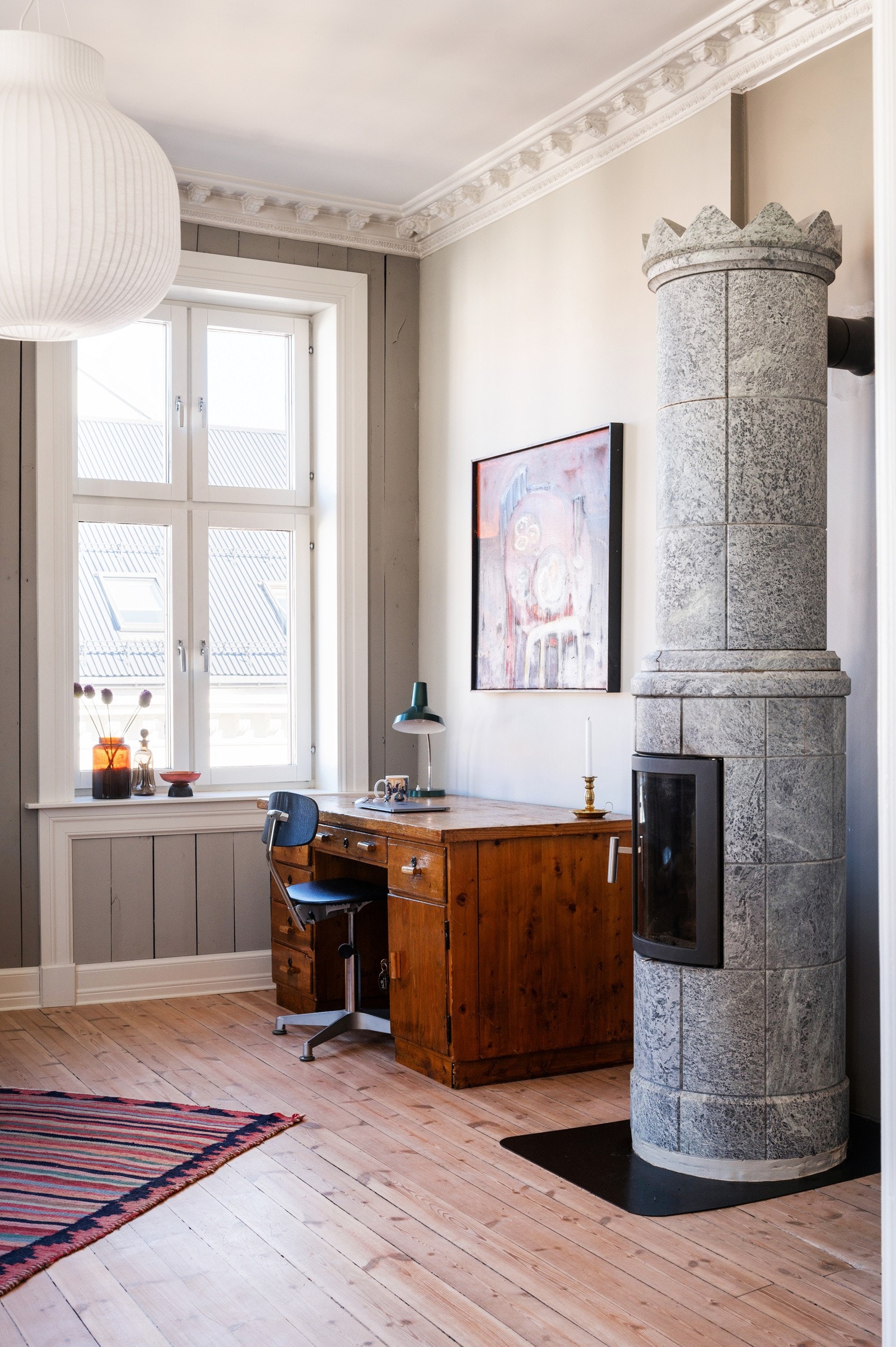 Nydelig peis i stuen som byr på ekstra hygge. Galleribilde