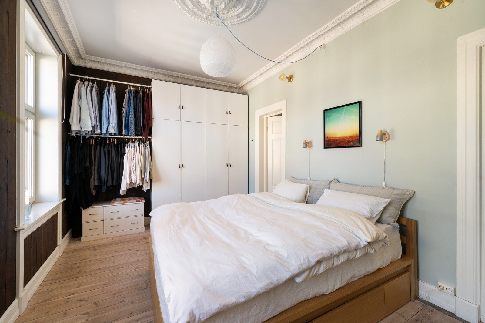 Innbydende og romslig hovedsoverom innredet med store garderobeskap. Galleribilde