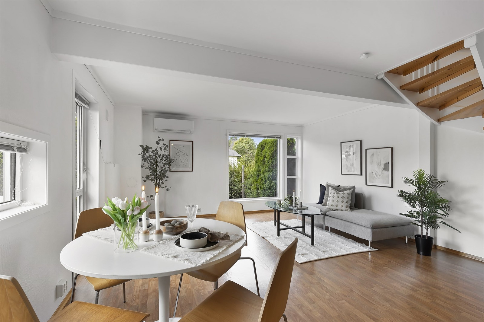 Store vinduer og godt med naturlig lys inn i leiligheten Galleribilde